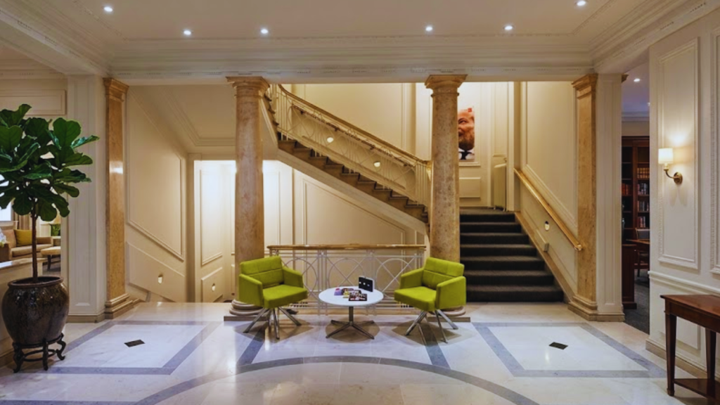 A modern, well-lit conference room in a top-tier office, ideal for consultations with London Law Firms for UK-South Asia